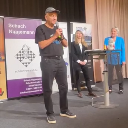 Dr. Gerhard Köhler stellte die zukünftigen Kalender des Kinderschach in Deutschland e. V. vor.